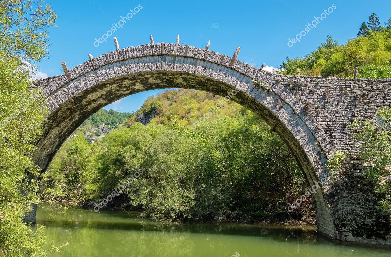 Старый мост в Греции