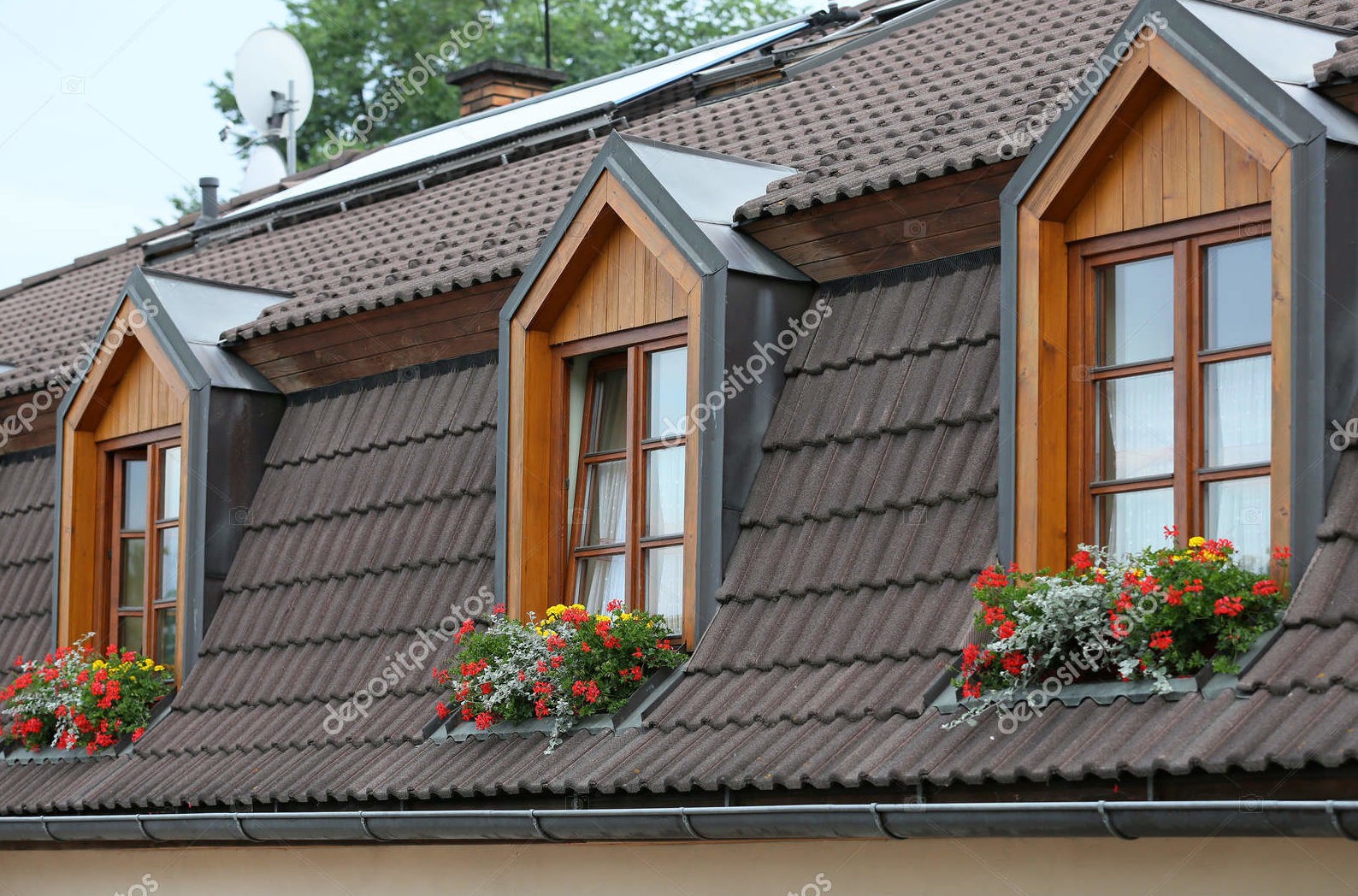 Деревянная крыша, окна в мансарде