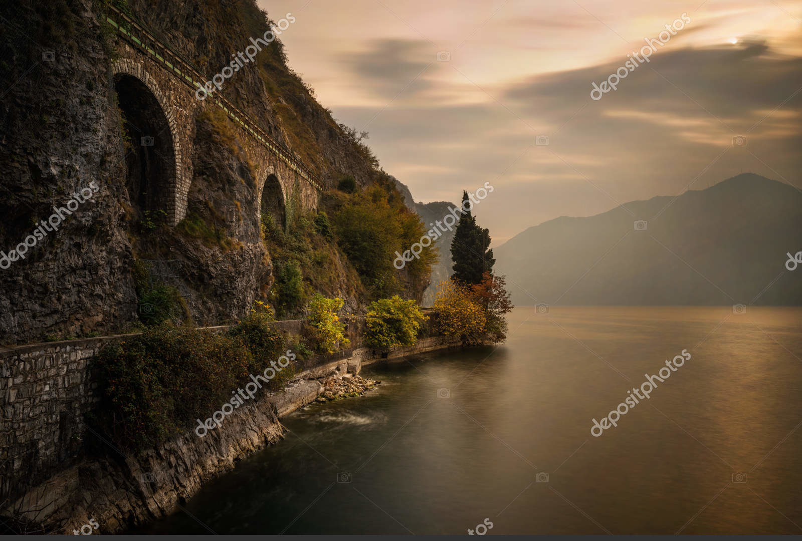 Железнодорожный мост и озеро, Италия