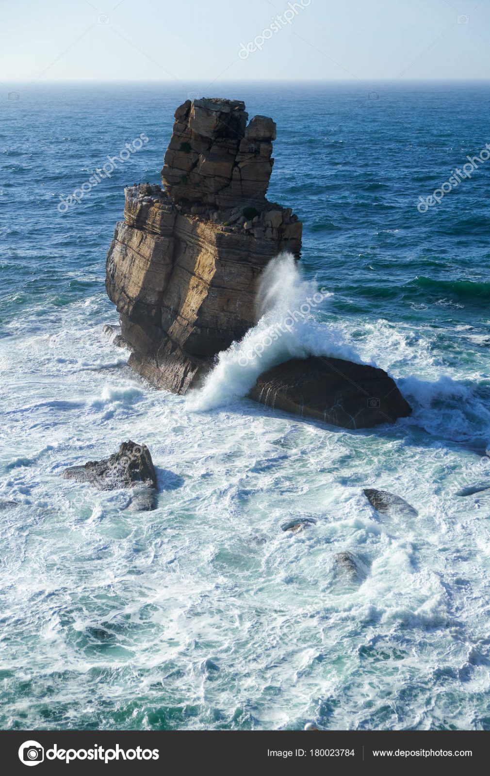 Скалы и волны прибоя океана