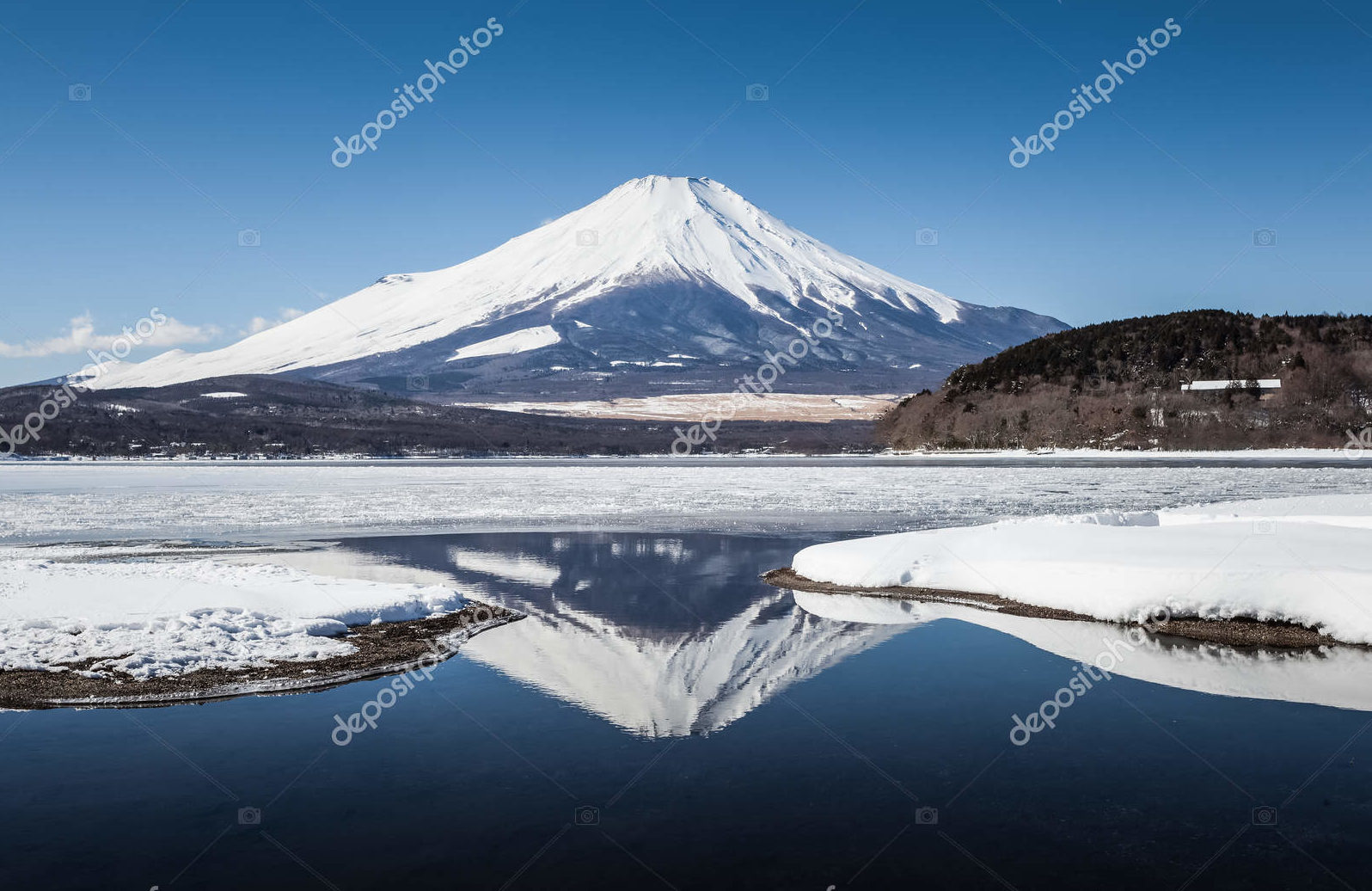 Гора Фудзи с отражением в озере