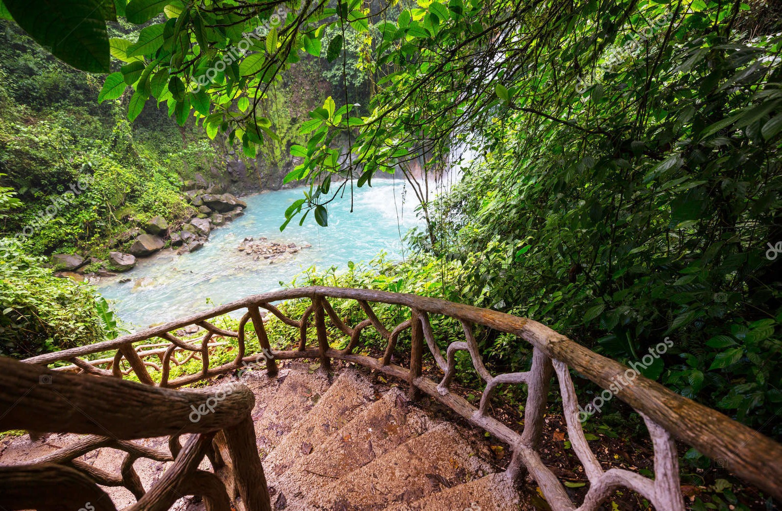 Водопад в джунглях Коста-Рики