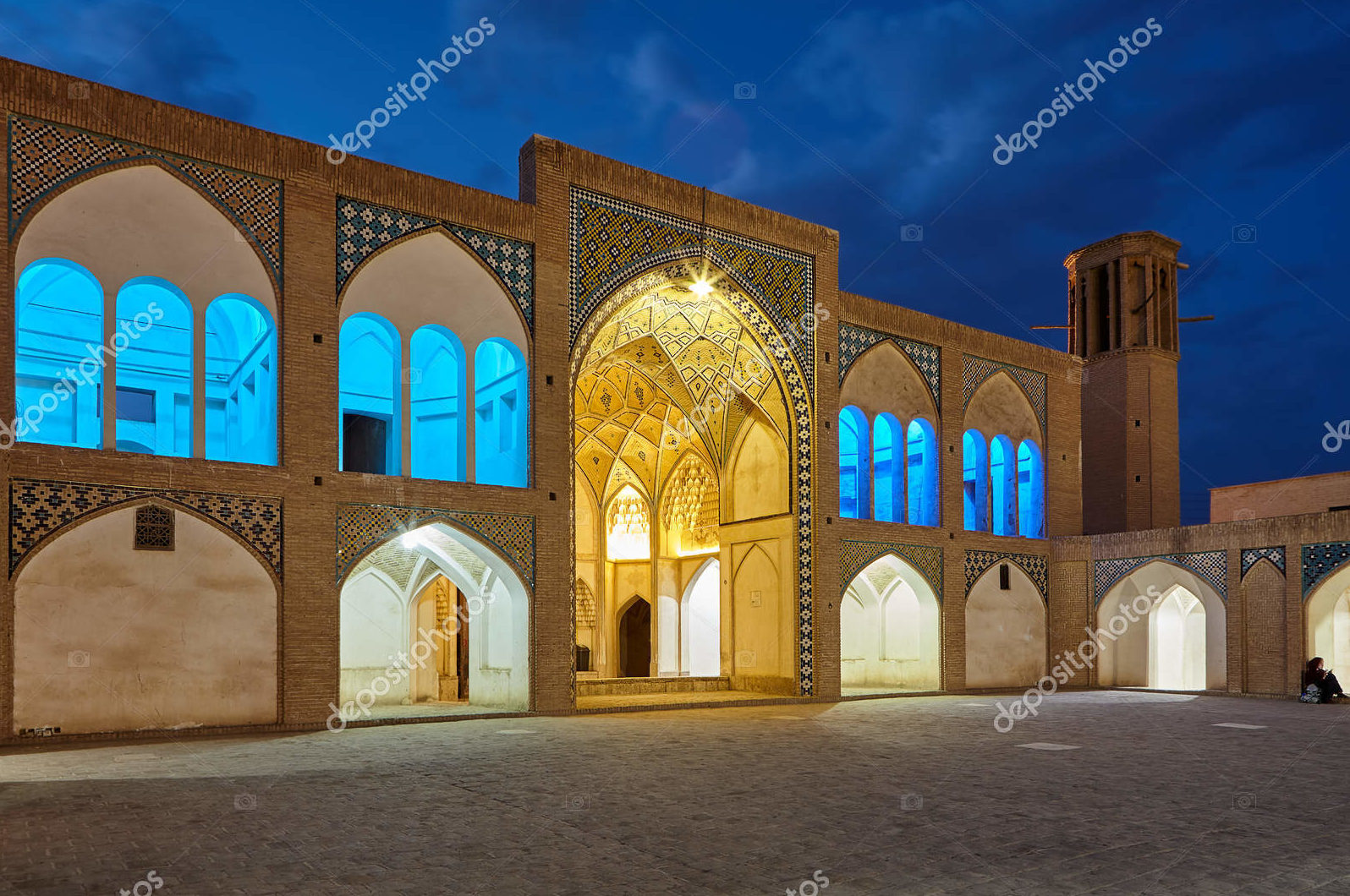 Арки исторической мечети в Кашане