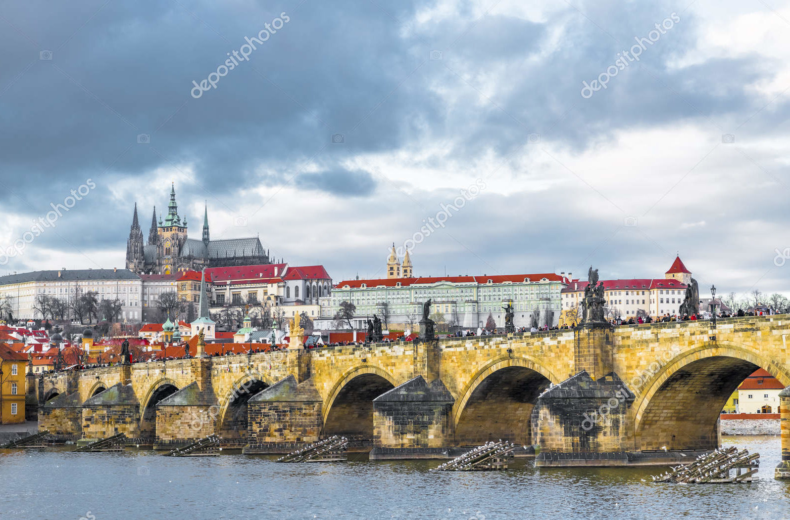 Арки Карлова моста в Праге