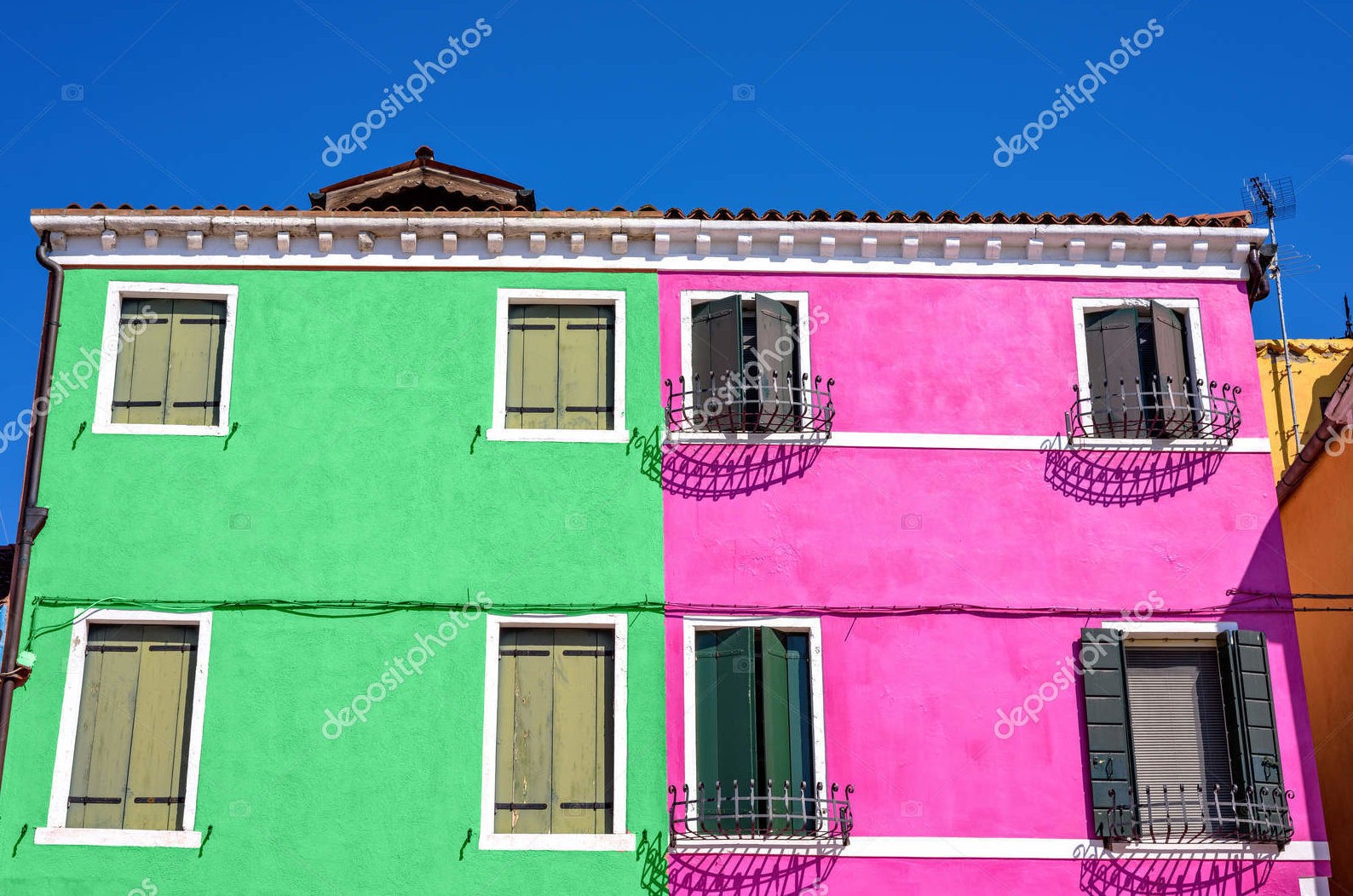 Розово-зелёный фасад дома в Италии