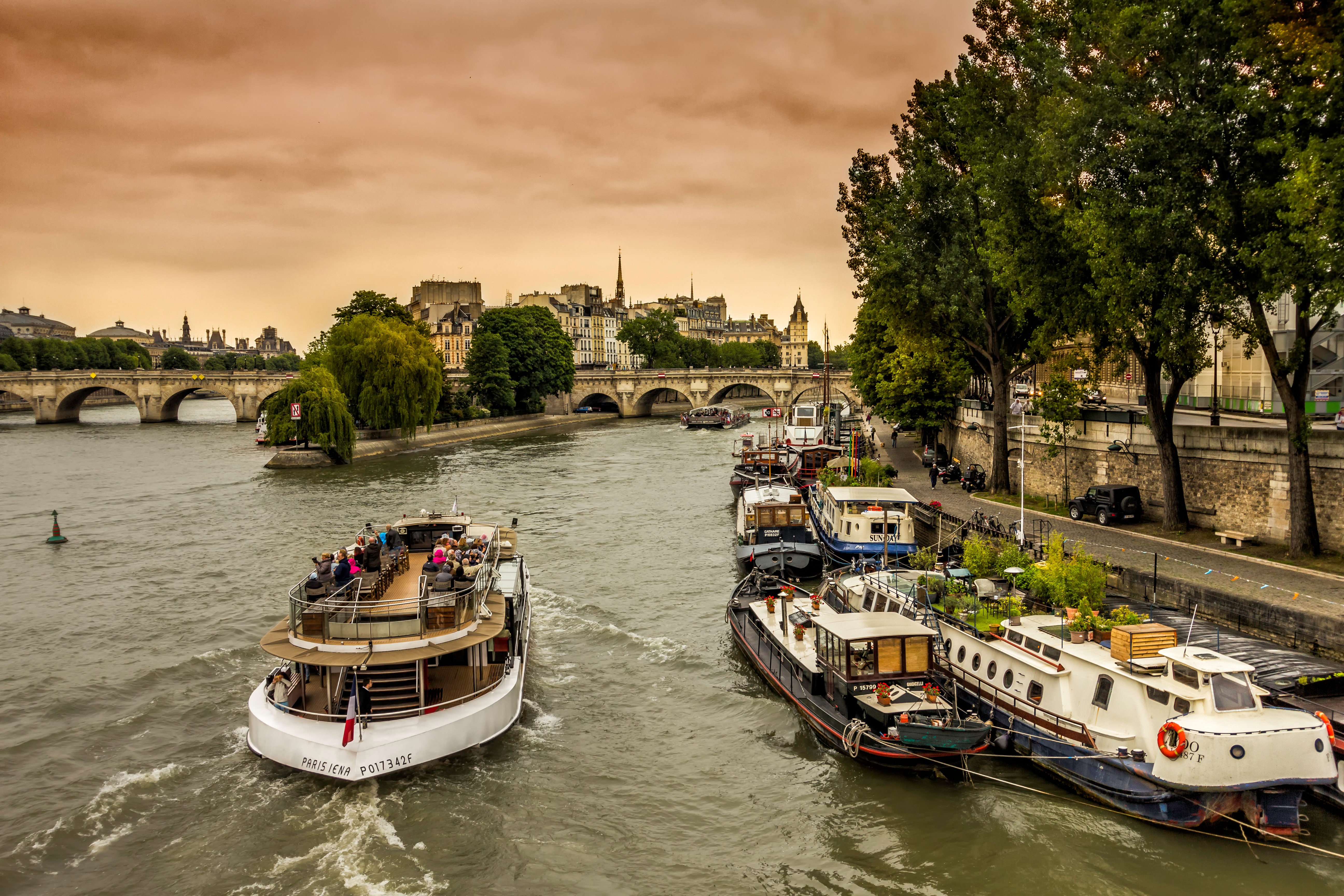 Le seine. Река сена во Франции. Река сена в Париже. Лодки в Париже река сена. Река сена палыть.